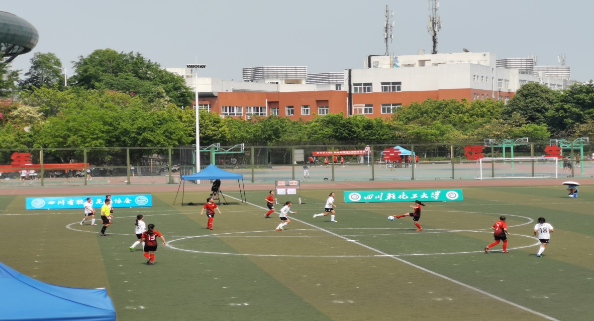 高水平学生女子足球队比赛照片 (2).jpg